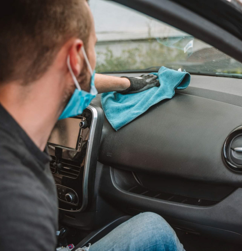 professionnel effectuant un nettoyage de voiture à Caen