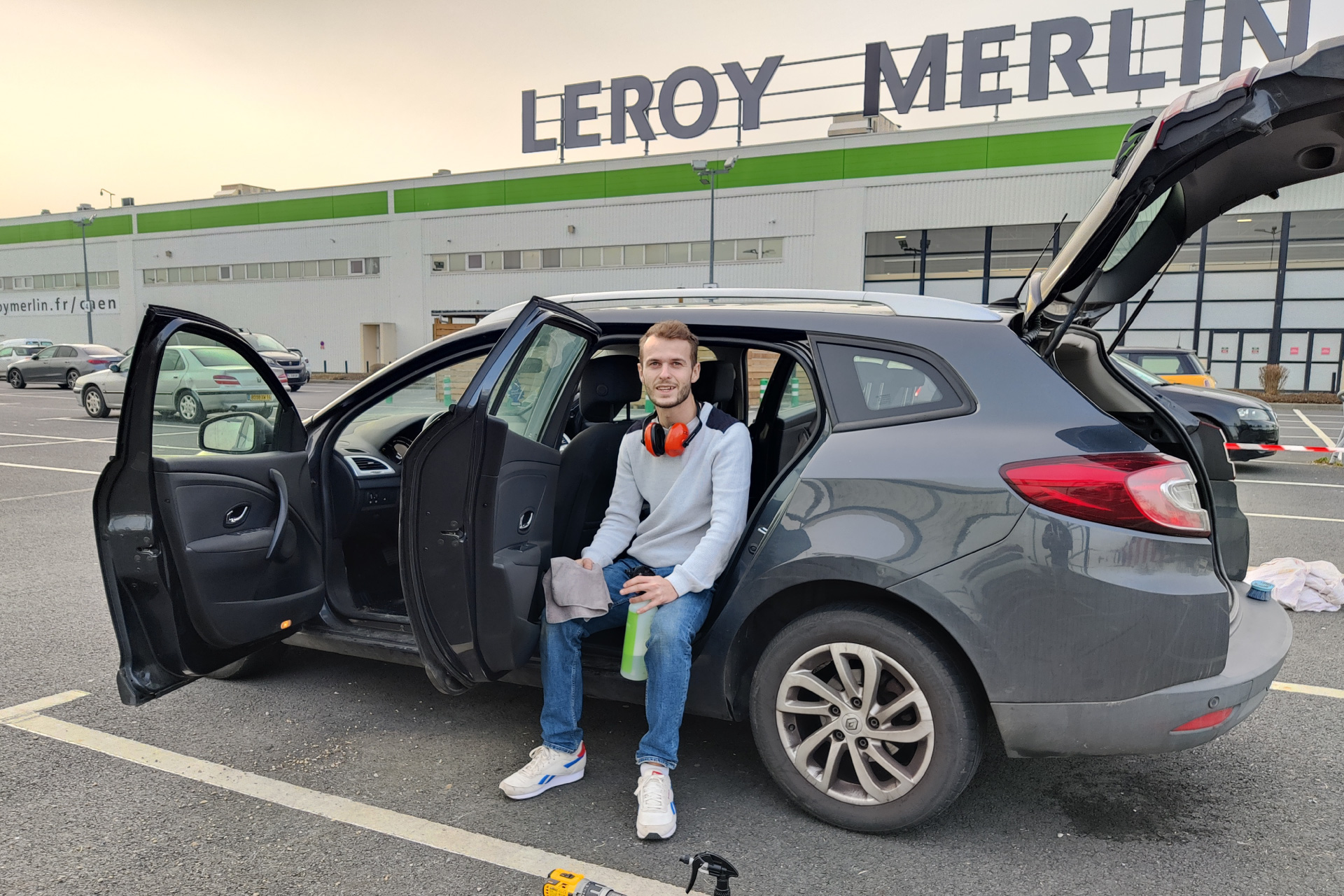 professionnel effectuant un nettoyage de voiture pour les salariés de leroy merlin