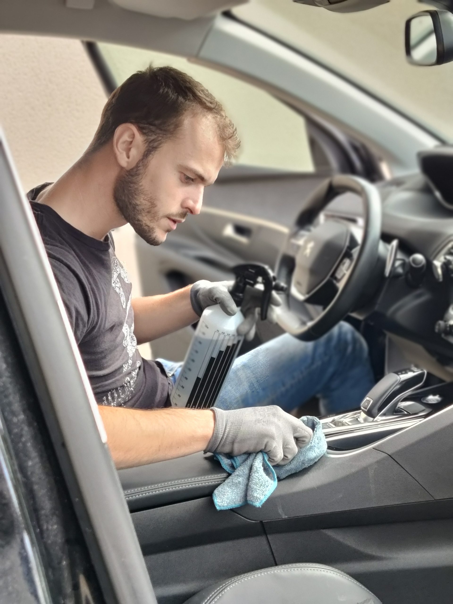 lavage du tableau de bord pendant un nettoyage de voiture
