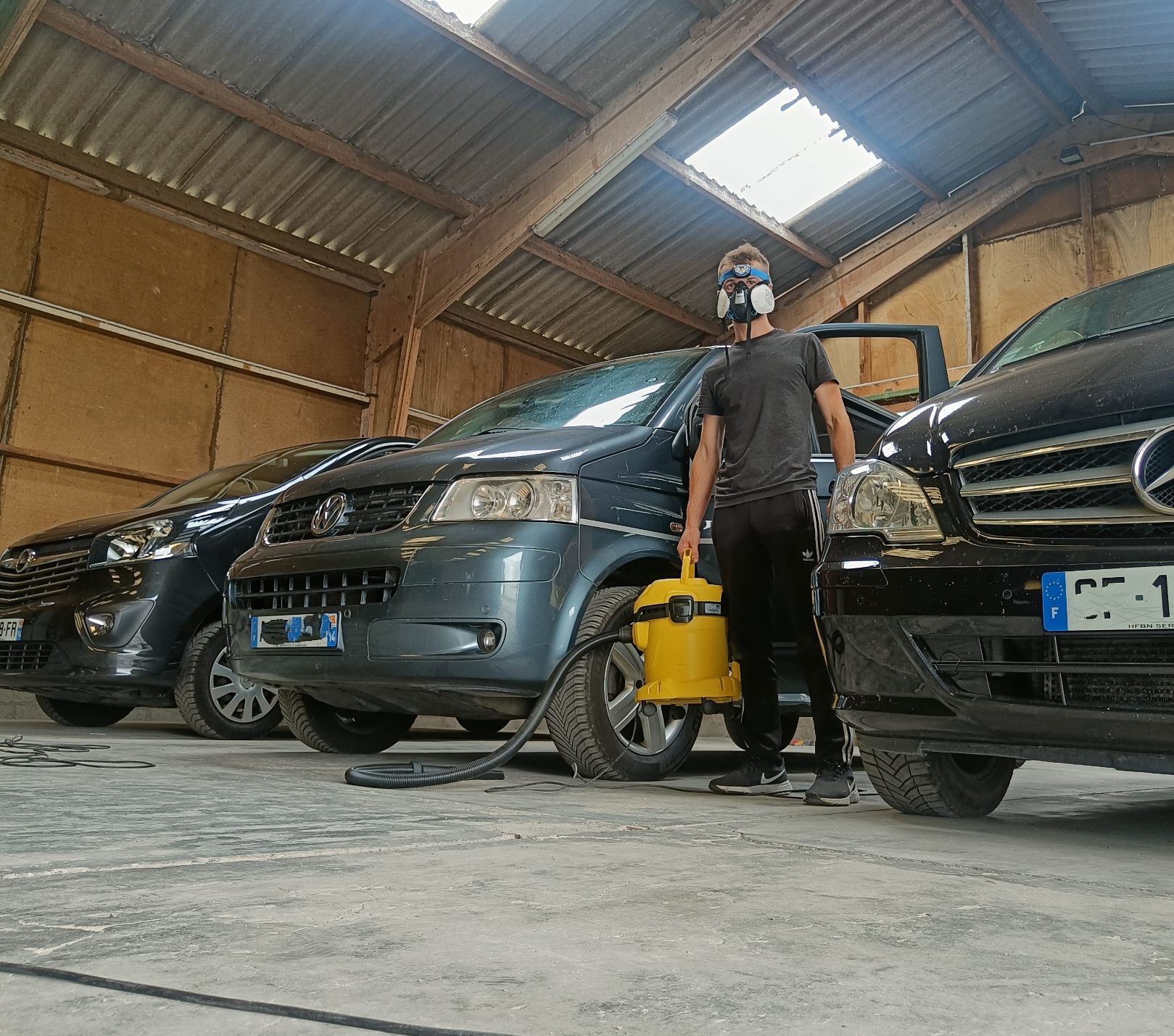 un professionnel qui nettoie des corbillards à Caen