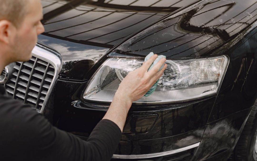 Nettoyer un phare de voiture