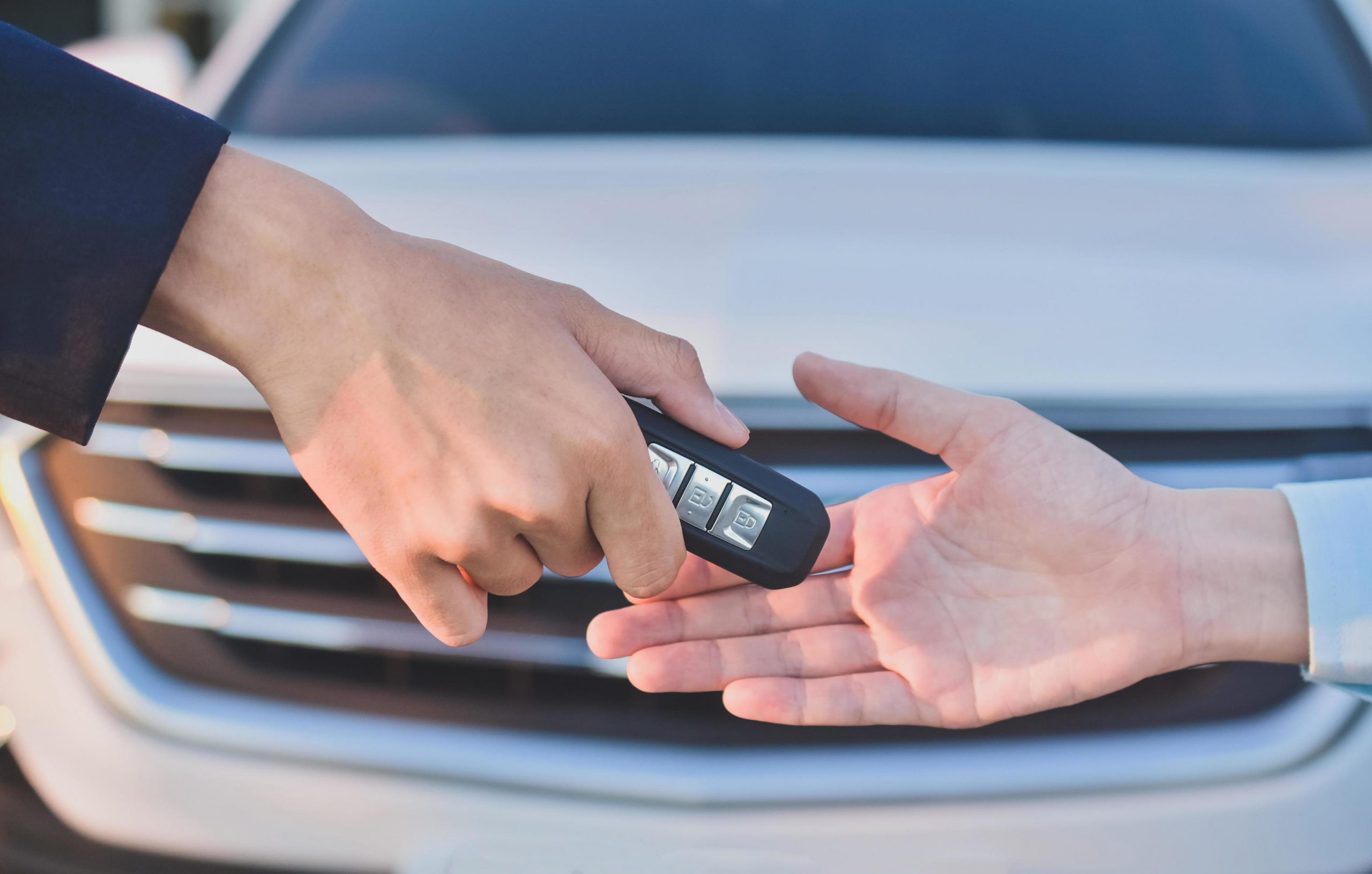 un individu réalisant la vente de sa voiture
